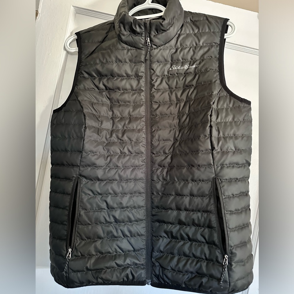 Women’s Eddie Bauer microlight down vest Medium - onyx